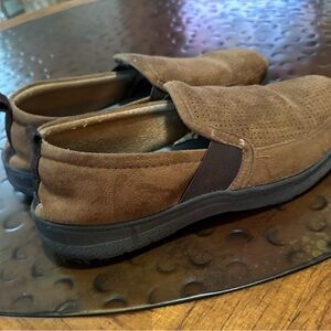Dearfoam Men’s Slippers. Size 8-9  faux suede